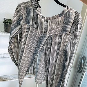 ASTR • Long Sleeve Slit Back Blouse